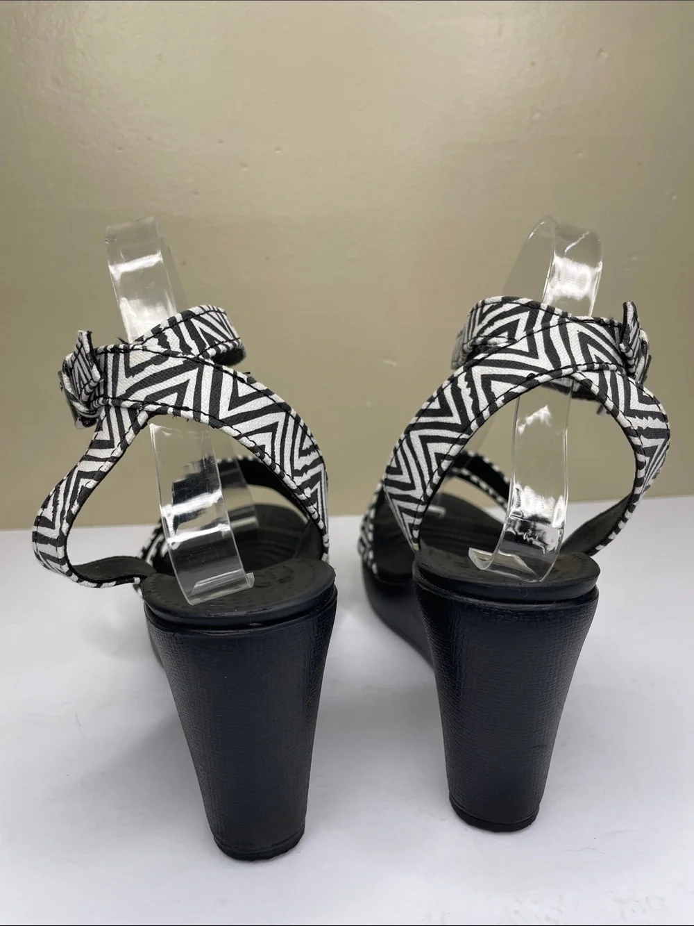 CROCS Leigh Ankle Wedge Sandals Black & White Geometric Print 9
